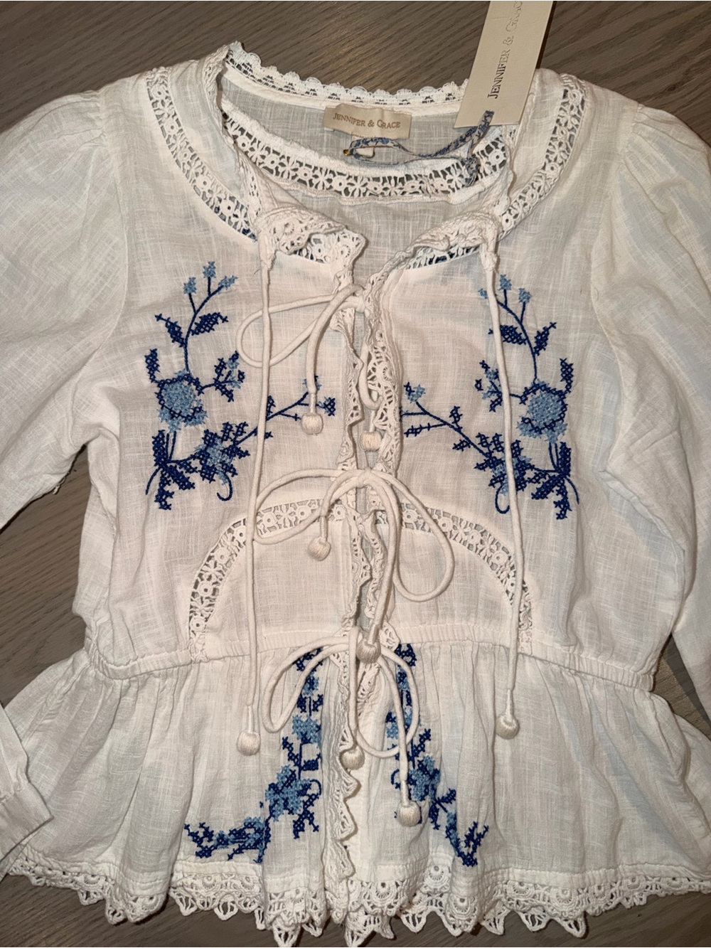 Jennifer & Grace White Blue Embroidered Lace Peplum Blouse Size S NWT - Picture 2 of 5